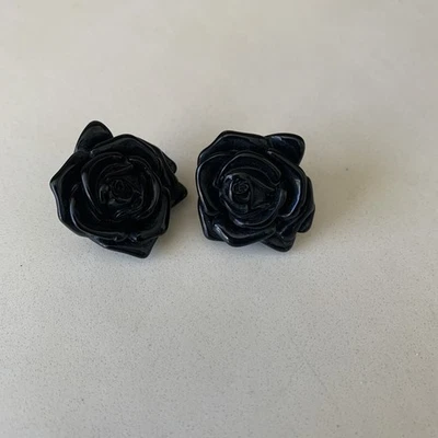 Brincos grandes de rosa preta, tachas de flores retrô de resina, postes florais estilo vintage - Imagem 1 de 4