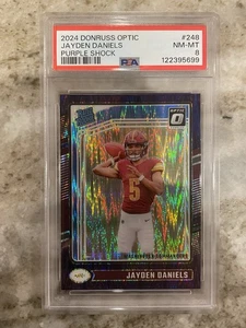 Tarjeta de novato 2024 Optic #248 clasificación Jayden Daniels púrpura shock PSA 8 Commanders - Imagen 1 de 2