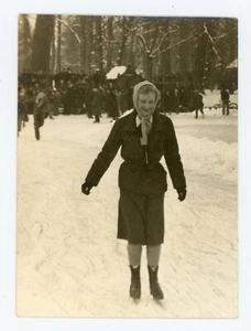 PHOTO snapshot, Patinage ice skating une femme patin à glace foulard jardin - Imagen 1 de 2