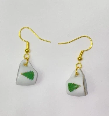 Pendientes de taza de té con ganchos dorados con estampado de árbol de Navidad  Foto 1 de 2