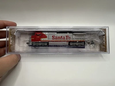 N Bachmann No.67352 GE Dash 8-40CW Santa Fe #879 Locomotive - (SOUND VALUE) - Image 1 of 4