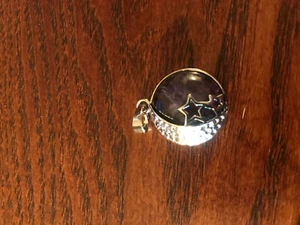 Colgante cabujón redondo piedras preciosas naturales con luna y estrellas plateadas - Imagen 1 de 4