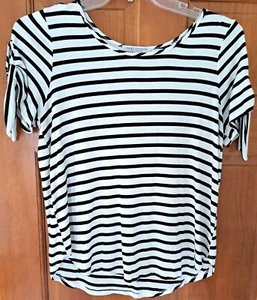 Green Envelope Women's Black & White Tie Top Short Sleeves Size Medium - Picture 1 of 6