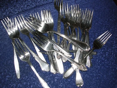 #L LOT Of 25 MIXED PATTERNS OF STAINLESS FLATWARE ALL SALAD FORKS NICE QUALITY - Image 1 of 4