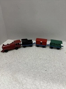 Juego de 4 piezas de tren pequeño de metal vintage. - Imagen 1 de 3