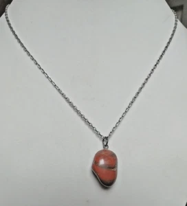 Pendentif pierre naturelle jaspe rouge 9,74g / haut 2,5 cm  ( vendu sans chaine) - Imagen 1 de 1