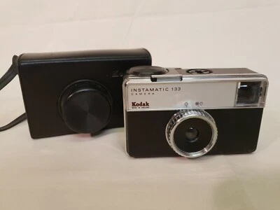 Vintage Compact Camera Kodak Instamatic 133, 126 Film + Flash & Case CC34 - Image 1 of 3