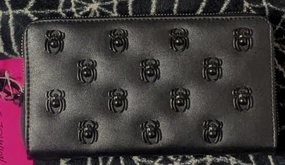 NUEVO CON ETIQUETAS BETSEY JOHNSON Arañas Negras Cremallera Alrededor Muñequera/Cartera Halloween Gótico Foto 1 de 4
