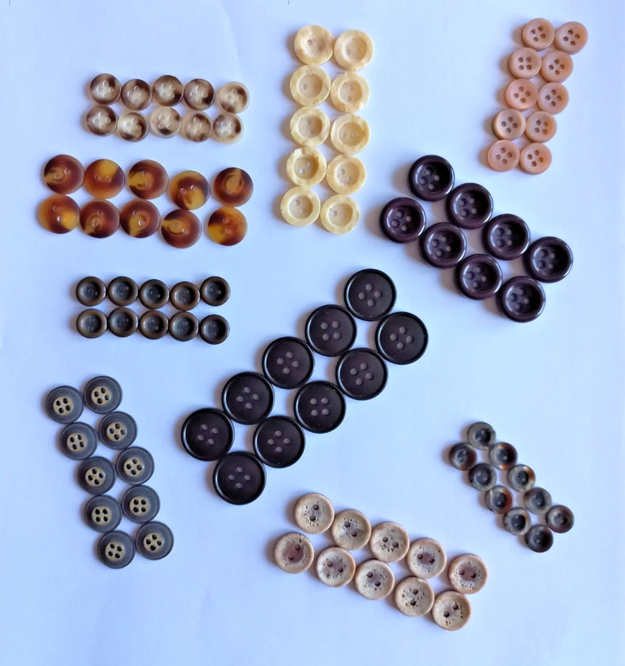 100 kleine Knöpfe braun beige Mischung Konvolut Basteln unbenutzt - Bild 1 von 1
