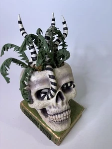 Bethany Lowe Halloween - 13.5" Venenosous Vines Calavera en Decoración de Libro - Imagen 1 de 11