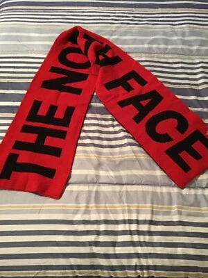 BUFANDA LOGO THE NORTH FACE con etiquetas Foto 1 de 4