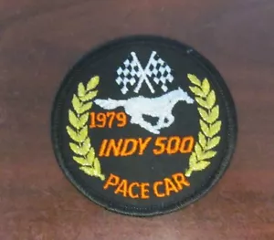 Parche chaqueta coche de ritmo Mustang Indy 500 1979 nuevo de stock - Imagen 1 de 2