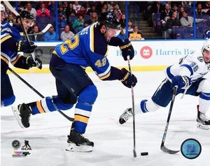 David Backes 2015-16 Action ST. LOUIS BLUES HOCKEY 8X10 UNSIGNED PHOTO - Picture 1 of 1