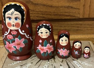 Bambole russe vintage in legno 5 nidificanti dipinte a mano - Foto 1 di 7