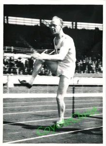 1953 TRACK & FIELD Original Photo BRITISH GAMES WHITE CITY 400m Hurdles WHITTLE - Picture 1 of 2
