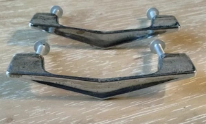 2 tiradores de cajones Chevron vintage Boomerang "V" cromados mediados de siglo modernos - Salvage - Imagen 1 de 10