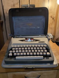 Macchina da scrivere manuale portatile Royal Forward I con custodia e chiave - Foto 1 di 10