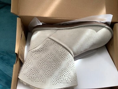 Новый BEARPAW женщин Brynlee короткие загрузки зимние белые размер 9 NeverWet - Изображение 1 из 3