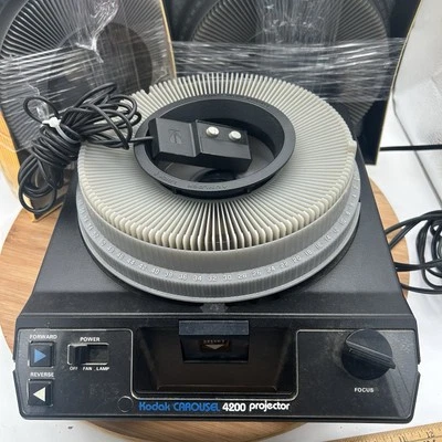 Kodak Carousel Slide Projector 4200 With Remote & 3 trays works needs a bulb - Image 1 of 4