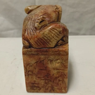 Antiguo sello y sello de perro de piedra tallado a mano con escena de pueblo pesado Foto 1 de 4