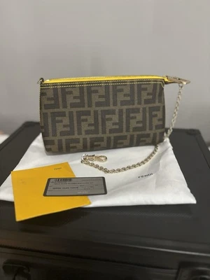 Bolsa de tocador Fendi Zucca/FF logo VINTAGE con correa de cadena dorada interior amarillo Foto 1 de 4
