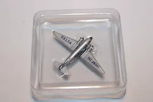 Herpa Wings 1:500 Flugzeug 512800 Douglas DC-3 Delta NC 28341 #1 Blisterverp - Bild 1 von 8