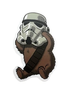 Ewok mit Stormtrooper-Helm Sticker – Niedlich & Lustig - Bild 1 von 1