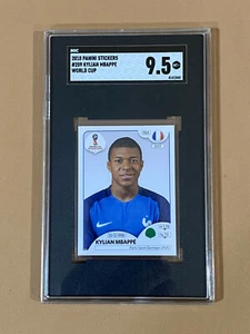 2018 Kylian Mbappe' Adesivo Rookie Calcio Panini WC Russia SGC 9,5 no PSA BGS - Foto 1 di 2