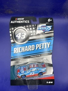 NASCAR Authentics Petty 75 Years Of Racing 1/64 Diecast Car 2024 Wave 05 - Bild 1 von 2