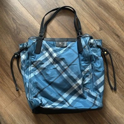 Bolso de Mano Burberry Classic Check Nailon y Cuero Hebilla Negro Blanco Azul Foto 1 de 3