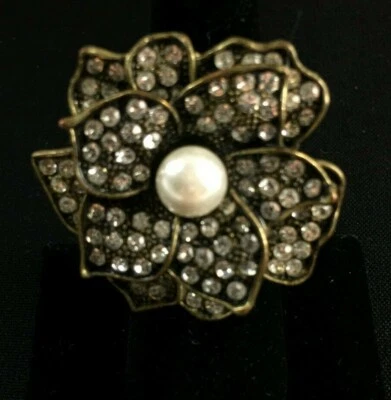 Anillo de cóctel vintage con flores elásticas con circonitas cúbicas y centro de perlas sintéticas  Foto 1 de 3