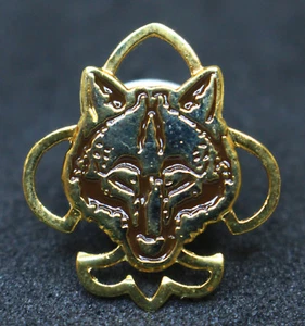 SCOUTS OF CHINA (TAIWAN) - WOLF CUB SCOUT OFFICIAL METAL PIN PATCH - BROWN - Picture 1 of 2