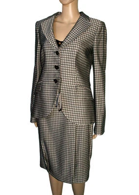 Traje chaqueta y falda Giorgio Armani 75% DE DESCUENTO Foto 1 de 4