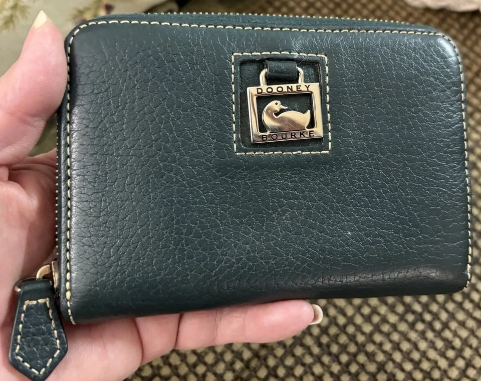 Cartera mediana Dooney Bourke verde Dillen de cuero granulado y Vacchetta con cremallera alrededor Foto 1 de 4