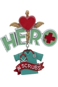 "HERO IN SCRUBS"" Krankenschwester Beruf personalisiertes Weihnachtsornament grünes Peeling" - Bild 1 von 3