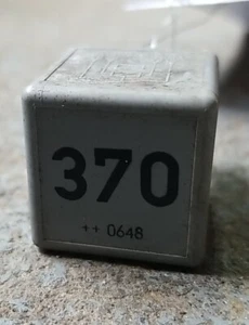 MULTIFUNCTION RELAY # 370 - AUDI / VW / PORSCHE 8D0 951 253  GRAY OEM - Picture 1 of 2