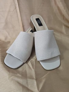 Jones New York Signature Off White Slides With Toe Thong, Size: 7.5M - Picture 1 of 9