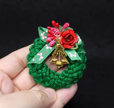 Broche de corona decorado festivo navideño ganchillo a mano Foto 1 de 4