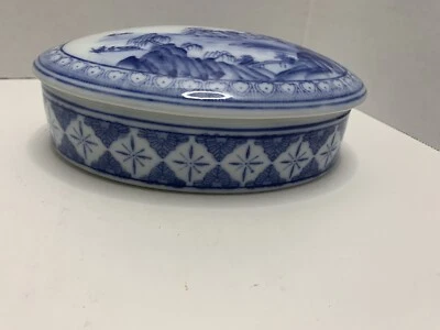 蓝色和白色瓷制梳妆台饰品盘 2 英寸 T x 6 英寸长日本约 1920 年 — 第 1/4 张图片