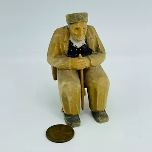 Estatuilla tallada a mano de anciano en silla después de Huggler Wyss tallada en Suiza - Imagen 1 de 9