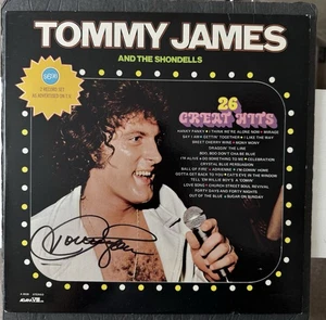 VINILO FIRMADO POR TOMMY JAMES 26 Greatest Hits ÁLBUM CERTIFICADO DE AUTENTICIDAD JSA disco autografiado Lp - Imagen 1 de 2