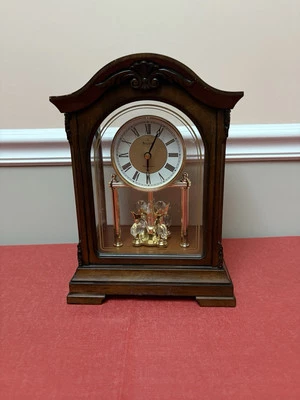 Reloj de péndulo giratorio Bulova B1845 Durant madera de nogal y vidrio, marrón Foto 1 de 4