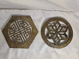 2-Vintage handgefertigte geätzte Messing Untersetzer mit Fuß Made in India rund 5" & 6"×5,4" - Bild 1 von 13