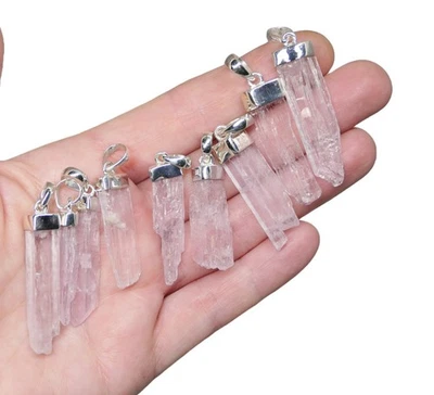 Colgante de piedras preciosas de cristal de kuncita sin cortar de plata de ley, colgante de cristal rosa Foto 1 de 3