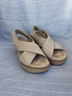 Sandalia de cuña Clarks Annadel Eirwyn de corcho para mujer talla 9,5 beige arena punta abierta Foto 1 de 4