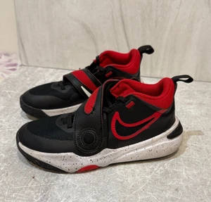 Nike Team Hustle D 11 Kids Basketball Sneakers | Size 2Y | Black/Red/White - Picture 1 of 8