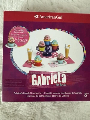 American Girl Gabriela 2017 GOTY Cupcake Set Nuevo en caja Foto 1 de 4