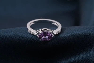 Anillo hecho a mano de amatista creado en laboratorio de corte ovalado de 1 quilate enchapado en oro blanco de 14 quilates Foto 1 de 4