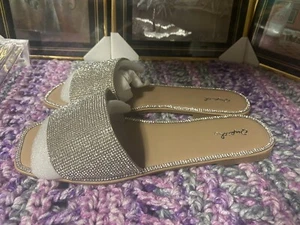 Qupid flache Damen-Pantoletten Sandale offene Zehenpartie Strass Slipper silberfarben und hellbraun - Bild 1 von 9