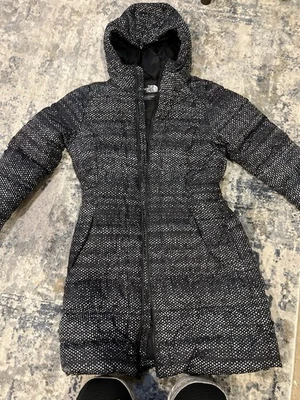 Damas North Face Puffer Chaqueta Negra con Lunares Multicolores Foto 1 de 4